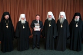 Президент Фонда единства православных народов В.А. Алексеев передал комплекты книг для духовных школ