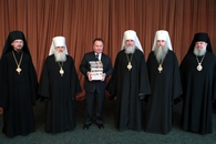 Президент Фонда единства православных народов В.А. Алексеев передал комплекты книг для духовных школ